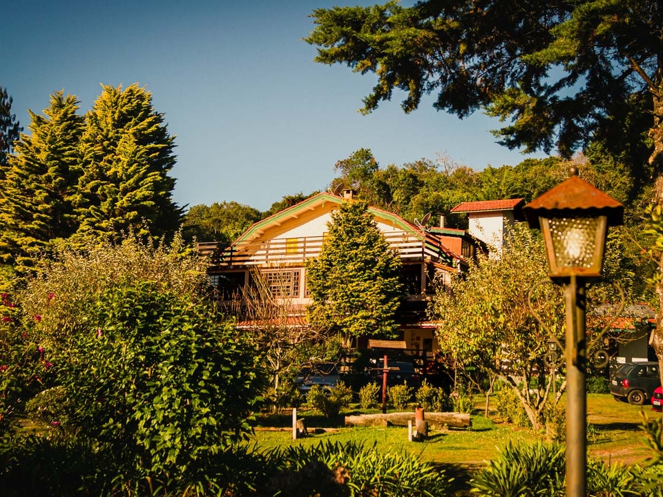 Você não procura apenas uma hospedagem em Monte Verde MG, você busca um lugar onde o tempo desacelera. Na Velinn Pousada Locanda Belvedere, transformamos sua viagem em uma experiência de cuidado real.